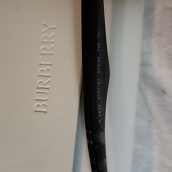 Authentic New Burberry Sunglassess with Cloth and White Leather Case - Picture 4 of 4